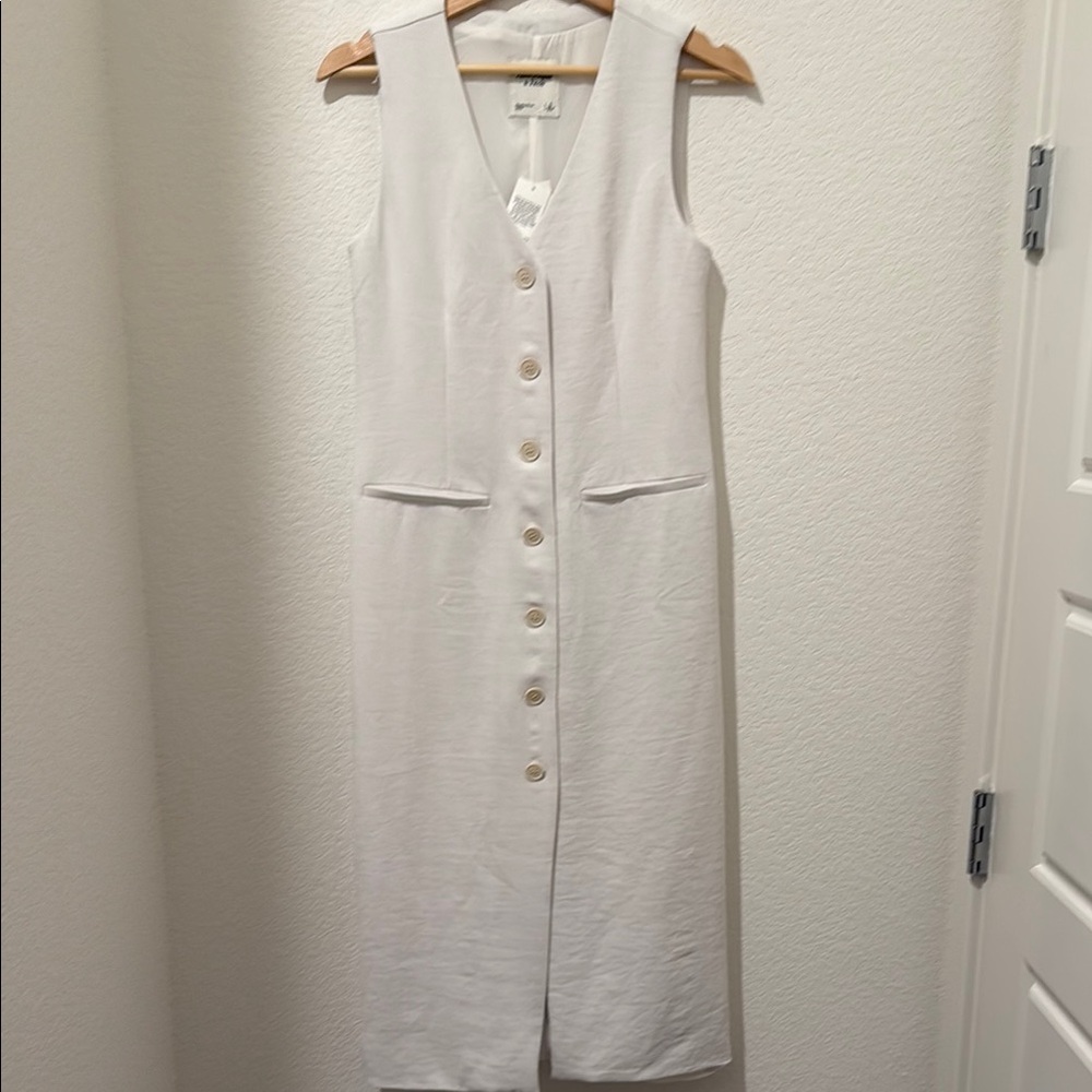 Elegant White Sleeveless Dress
